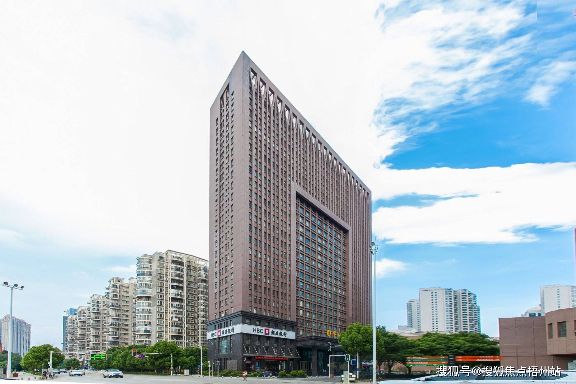 武汉平安财富中心租120人独立办公室精装修带家具交通便利可注册