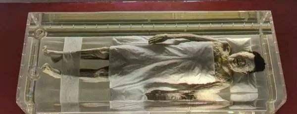 古墓中挖出一具女尸2000年过去了尸身不腐还有弹性