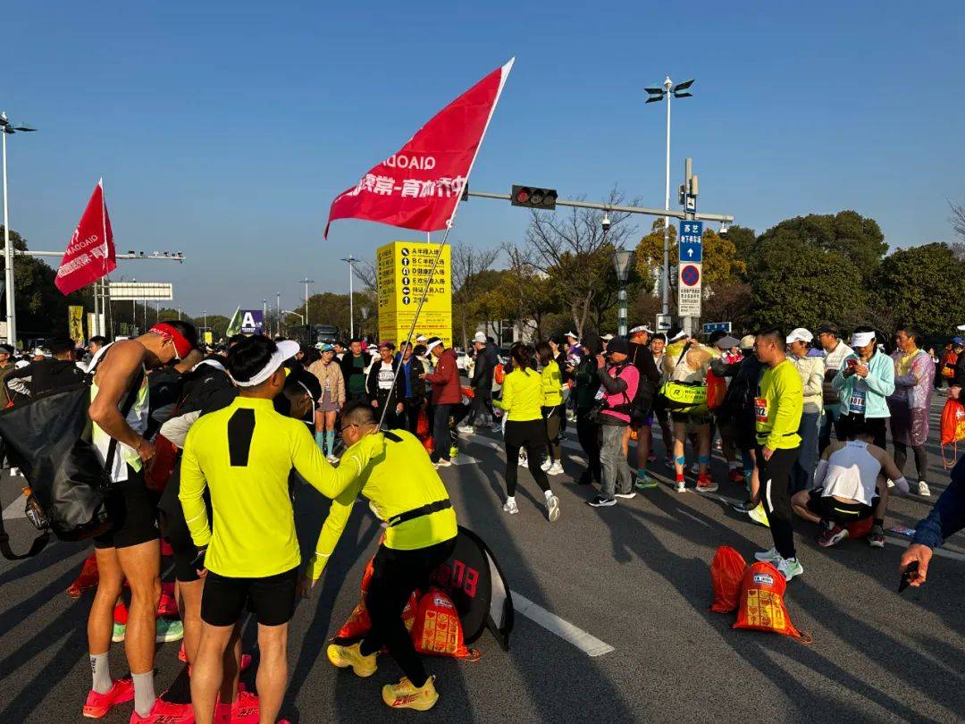苏州金鸡湖超"燃"!_参赛_马拉松_赛事