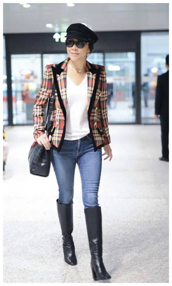 刘嘉玲穿皮短裤现身演唱会,想秀美腿却意外暴露真实年纪,膝盖皱纹好多