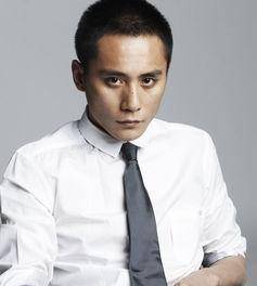 那部电影就是关锦鹏导演的《蓝宇》,最后刘烨在100多位试镜者中脱颖而