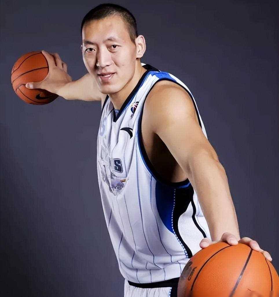 2米35孙明明:打球时名声不显,退役后功成名就,娶娇妻人生圆