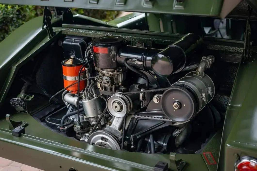没错这款发动机跟保时捷356跑车上使用的发动机一模一样,传动系统匹配