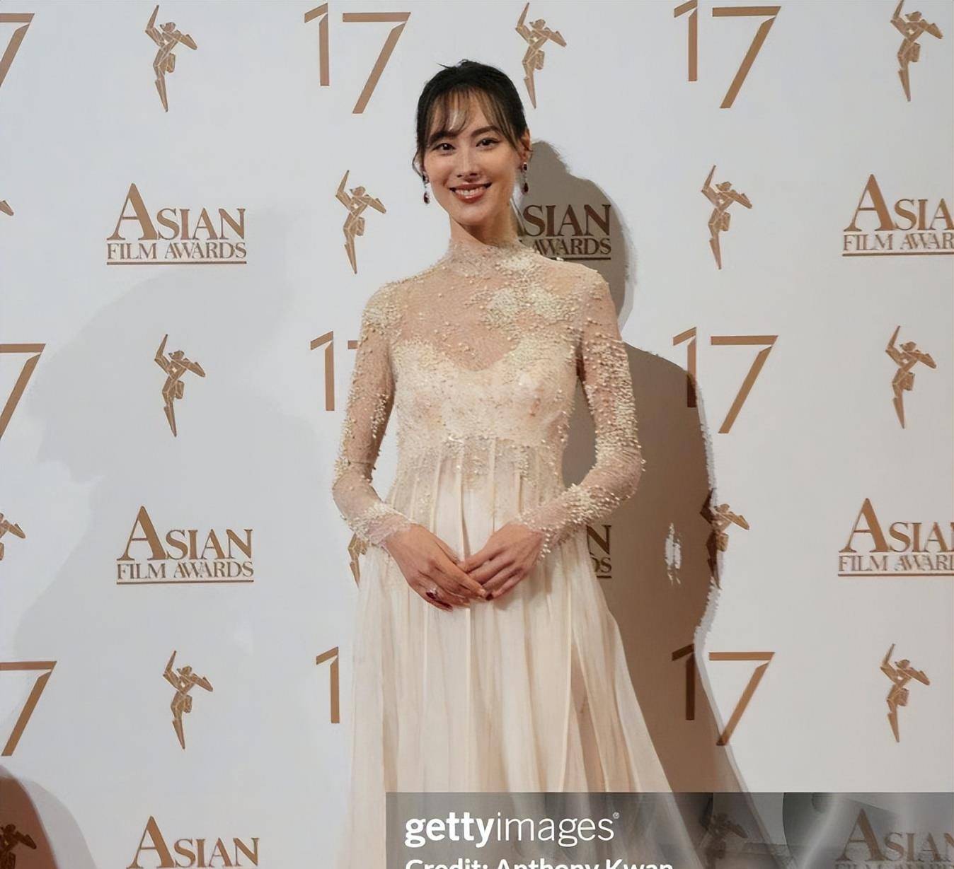 原创香港这一天蒋勤勤勒出的赘肉治好了多少女人的身材焦虑