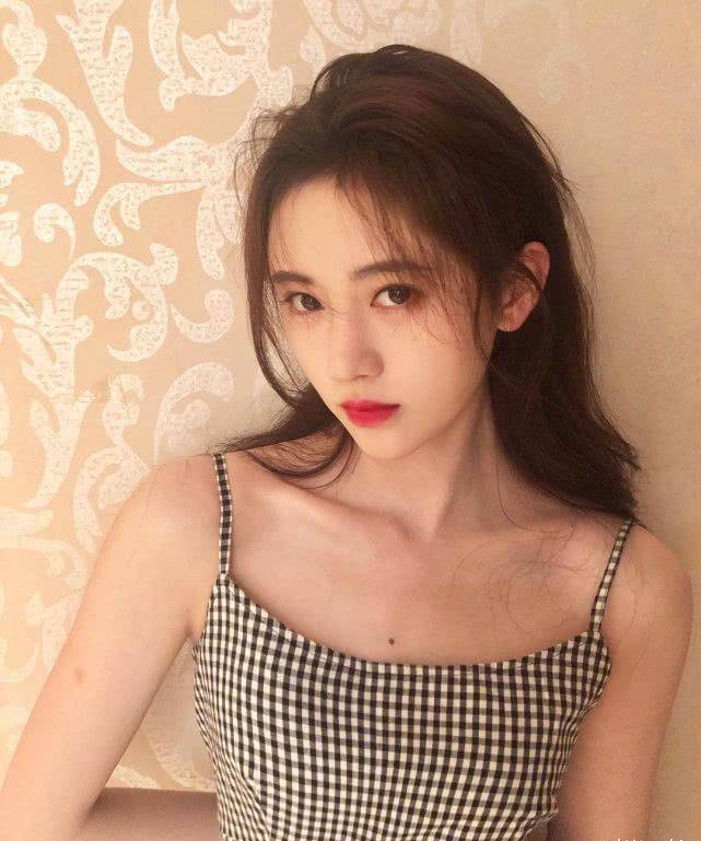 原创为了显自己身材小巧鞠婧祎穿鞋子踩床上拍照直男全沸腾