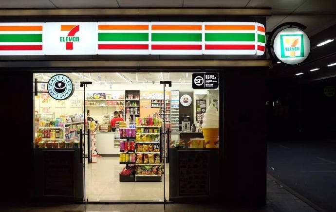 1992年,7-eleven便利店在中国内地首家门店开业,但这第一家7-eleven却