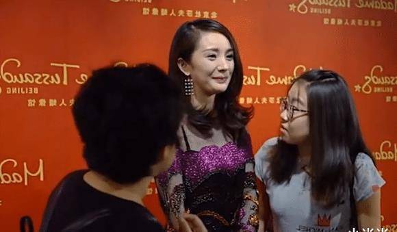 原创原创杨幂假扮蜡像注意看这位幸运女粉的动作真是羡慕了