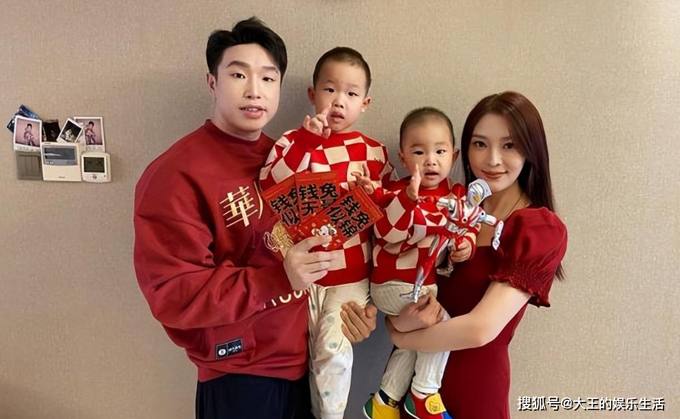 德云社烧饼儿子给秦霄贤拜年拿玩具换回一车礼物老秦真阔气