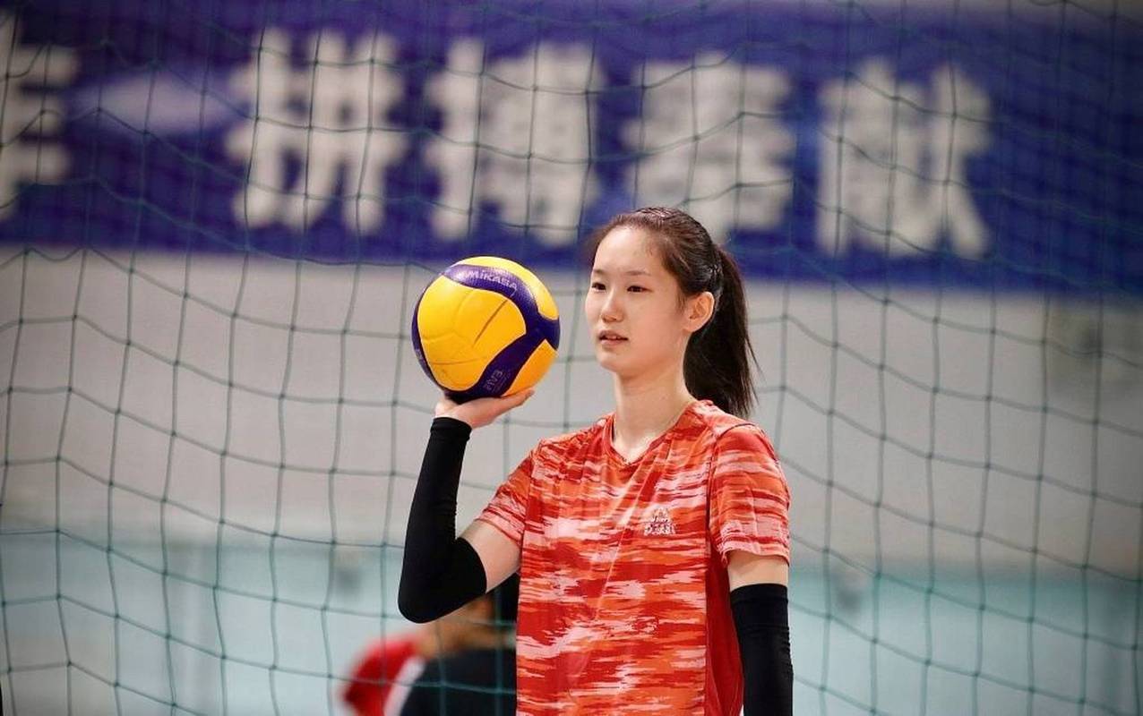 原创期待中国女排年轻新二传露面接受媒体采访有望接班丁霞