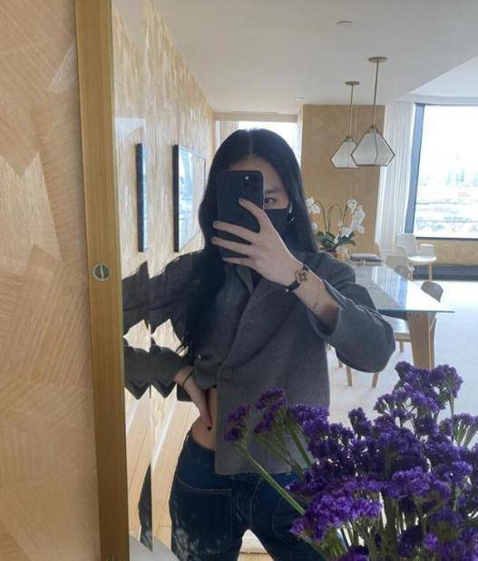 腰部位置没有一丝赘肉,17岁的女生就能拥有小蛮腰,青春真好.