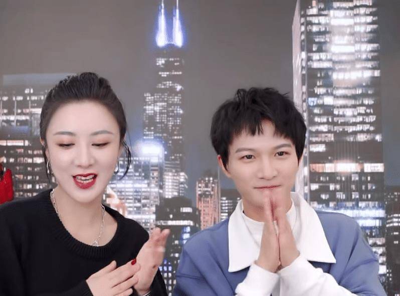 周深直播秀高音,震破高脚杯吓出表情包,反应实在出乎意料_薇娅_杯子