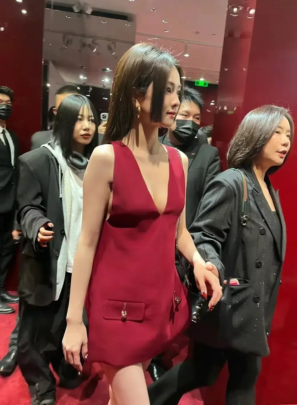 白鹿品牌晚宴图,公主切,深v连体裤,超厚鞋底,造型性感又难看