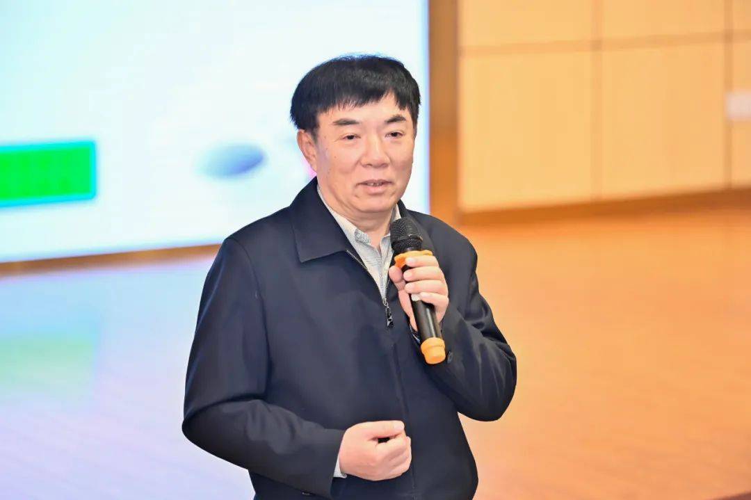 原清华附中王殿军校长华爱学校肩负振兴中华传递大爱的使命