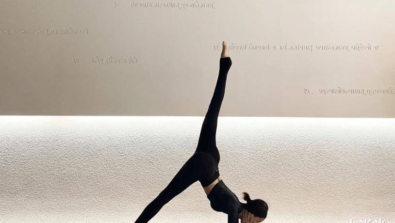 原创原创有种励志叫王子文练瑜伽姿势越来越高级装备越来越少