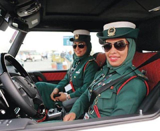 原创同样是警服忍了美国的忍了韩国的看到迪拜警服真是厉害了