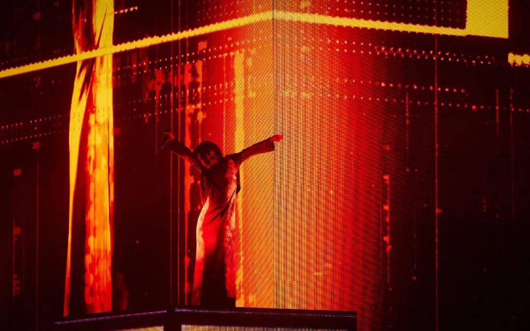 在徐佳莹的家听她唱歌还要帮她把阳台衣服收一下