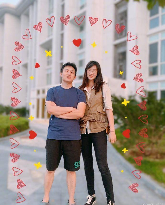 原创原创惠若琪老公生日夫妻恩爱同框老杨紧挨老婆憨笑夫妻相越来越浓