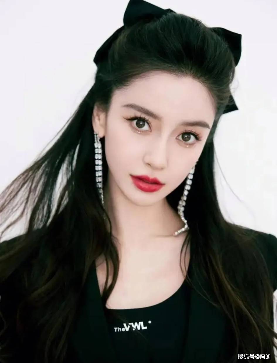 31岁杨颖上台领奖摄影师无意关掉美颜baby颜值翻车了