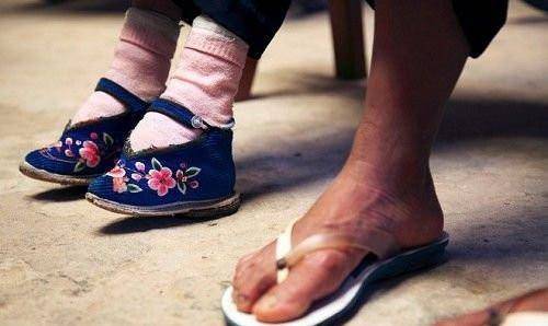 原创民国小脚夫人靠小脚嫁人每次洗脚疼痛难忍却不说怕丈夫厌弃