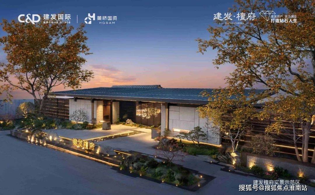 潺潺的溪涧流水,伏卧道旁的山石,波心荡漾的池中禅亭……移步易景