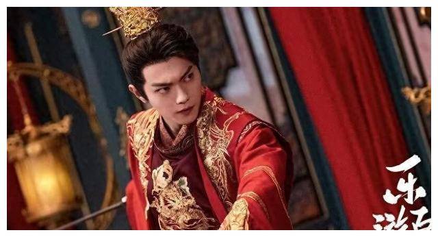 嗨,没错,就是这位许凯啦,最近他可火了,一身古装扮相惊艳指数爆表