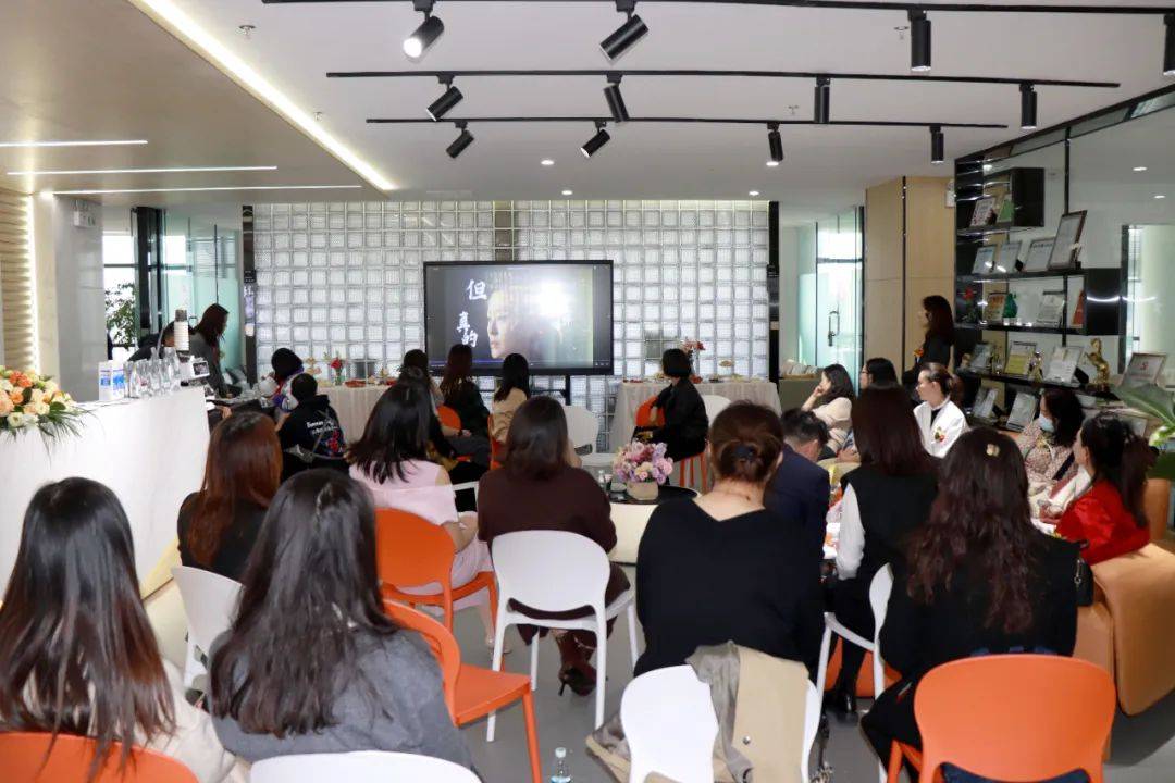 楷模张桂梅老师,也有在世界范围书写女性传奇的艾莫·阿拉慕丁律师;有