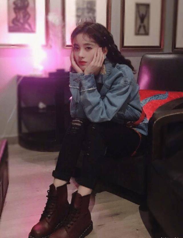 原创为了显自己身材小巧鞠婧祎穿鞋子踩床上拍照直男全沸腾