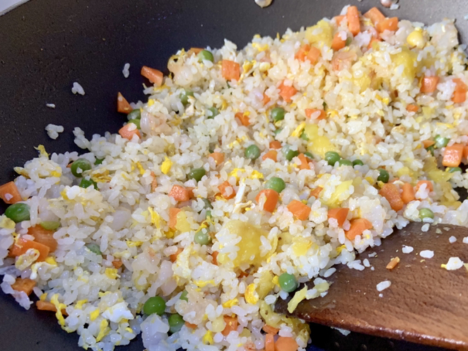 原创教您正宗的菠萝炒饭做法营养美味颜值高孩子一顿一大碗