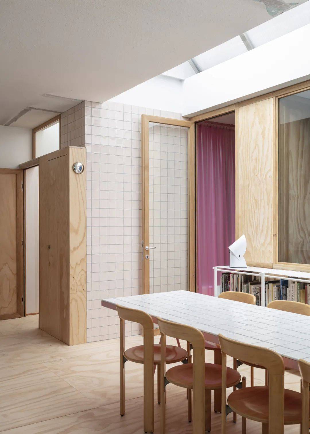 并致敬颇具有影响力的艺术家james turrell