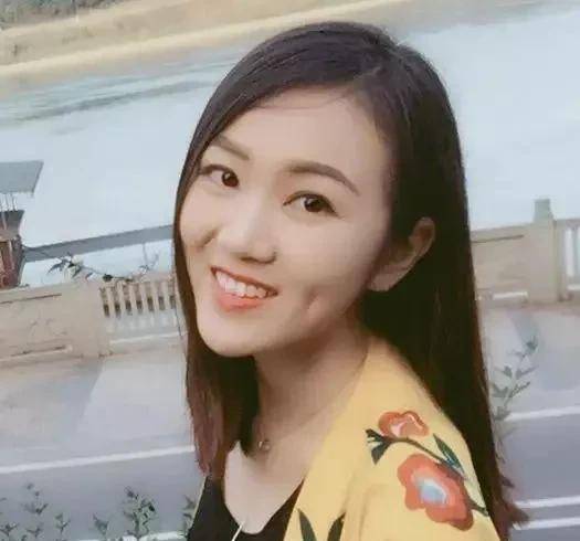 刘心悦与名嘴合影引热议:央视元宵晚会展新生代与前辈深厚情谊.