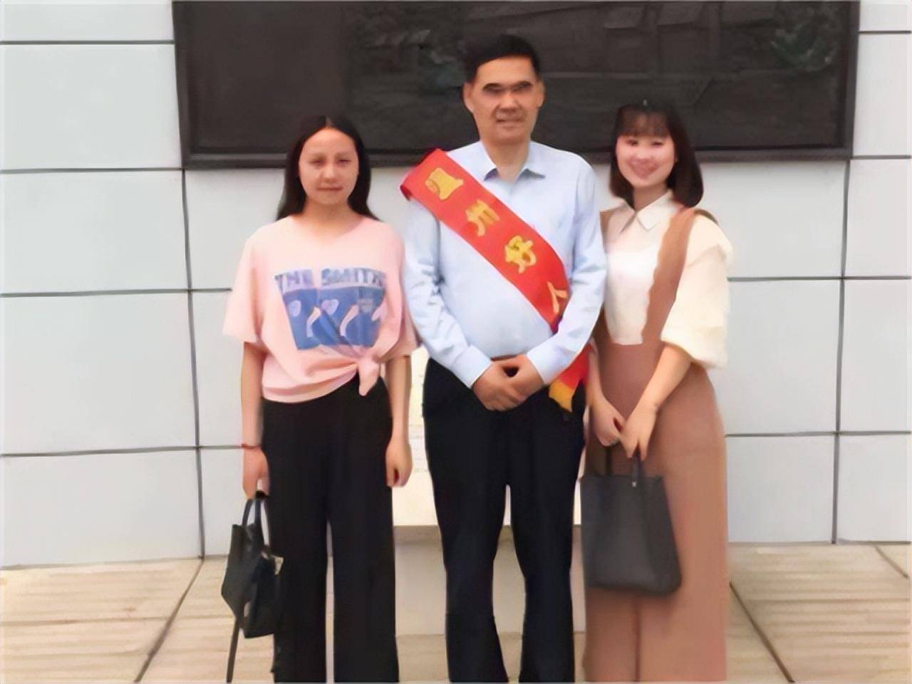 原创汶川的遗孤都去哪了两少女被富商收养后一人还上综艺寻得真爱