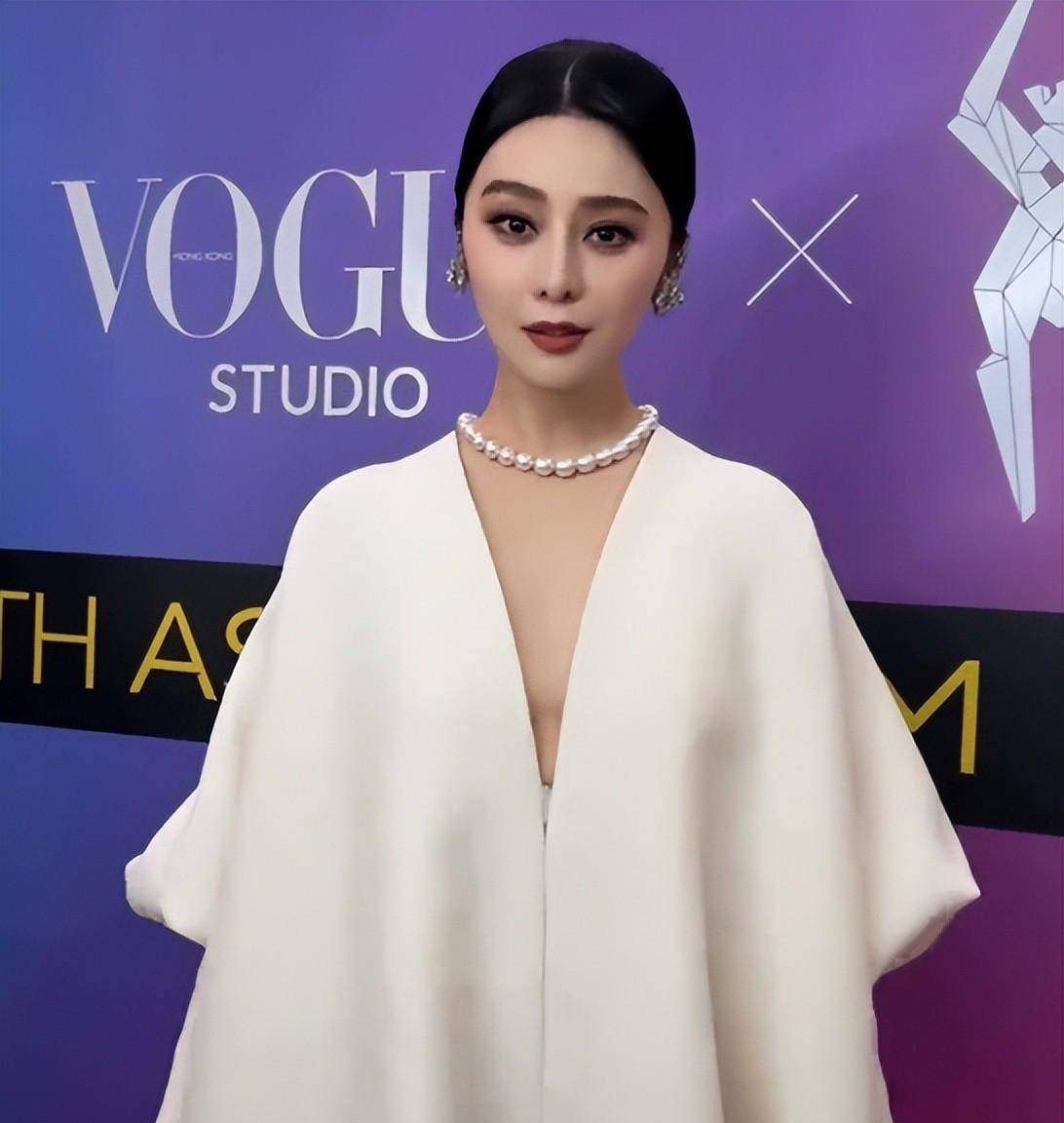 范冰冰丰满有料,赵丽颖裸肩诱人,蒋勤勤只惊艳上半身_刘嘉玲_礼服