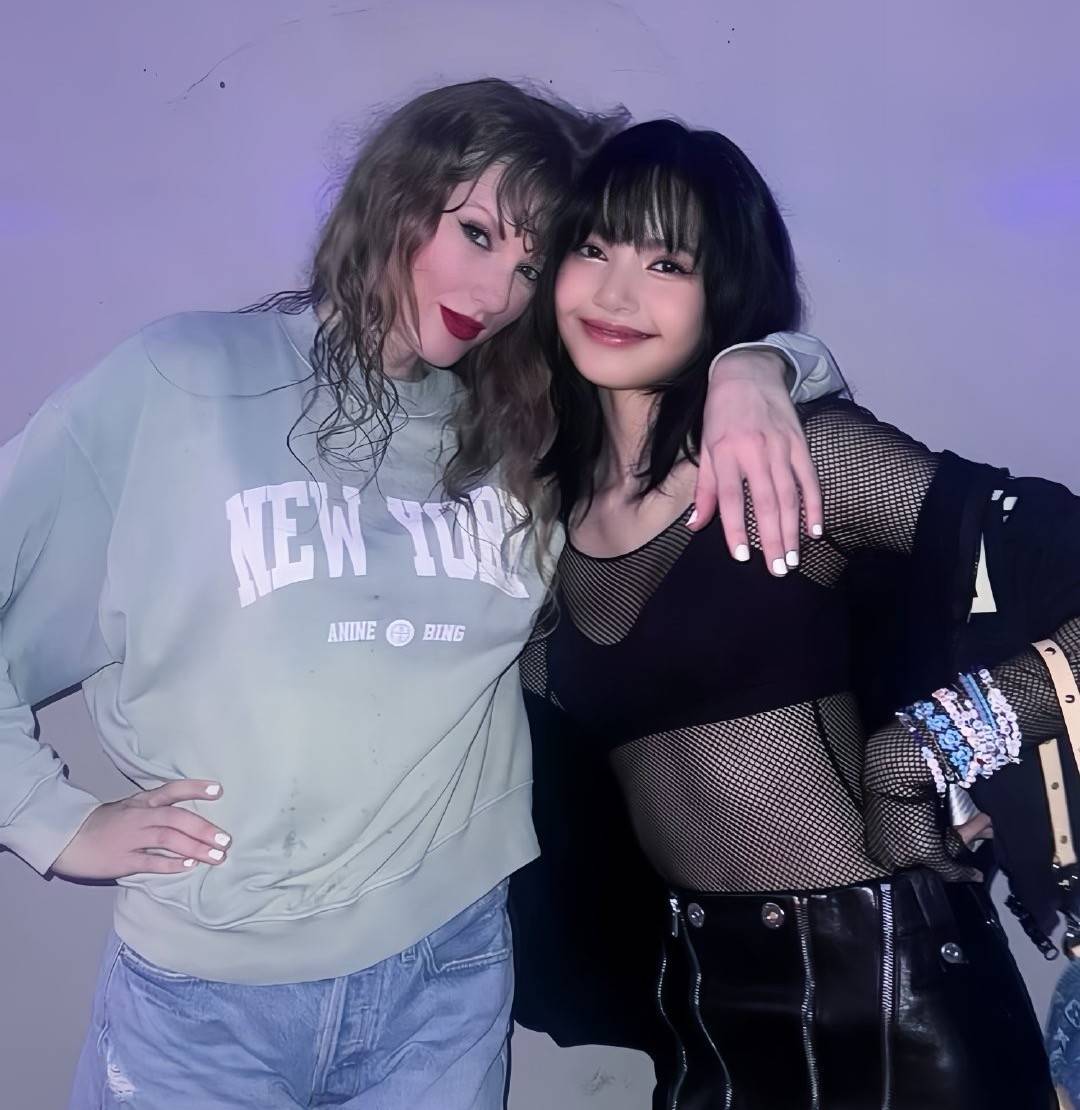 原创新加坡演唱会霉霉变大号水蜜桃前凸后翘傲人身材一览无余