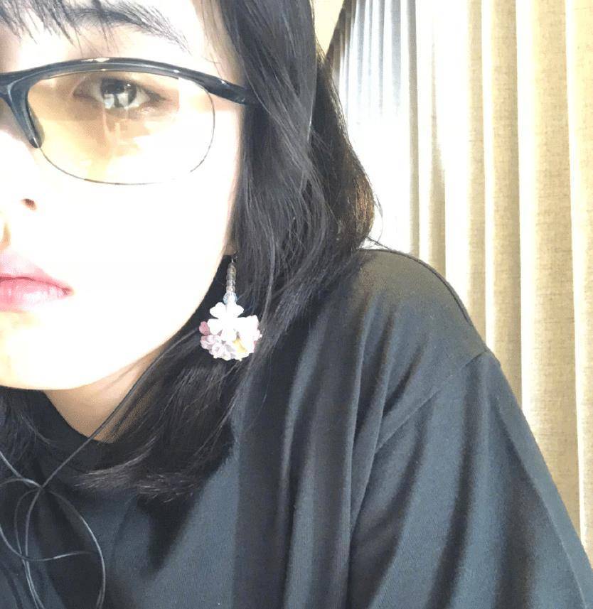 张子枫戴眼镜怼脸自拍看清眼镜反光的部位我似乎明白点啥