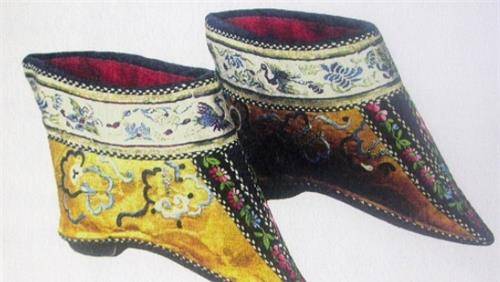 原创民国小脚夫人靠小脚嫁人每次洗脚疼痛难忍却不说怕丈夫厌弃