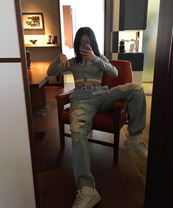 原创李咏女儿晒照穿衣太大胆小香风外套配短裤不惜露出微笑线