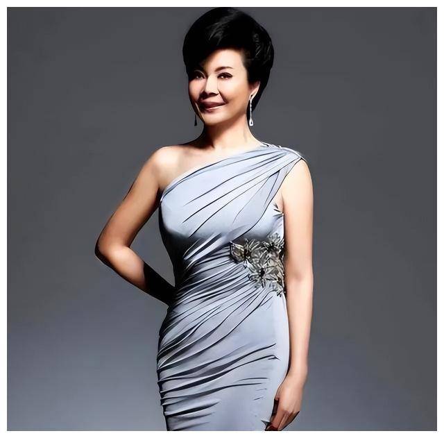 连登3届春晚,主持天王,深情留影,终身未婚未育_阚丽君_小姐_父母