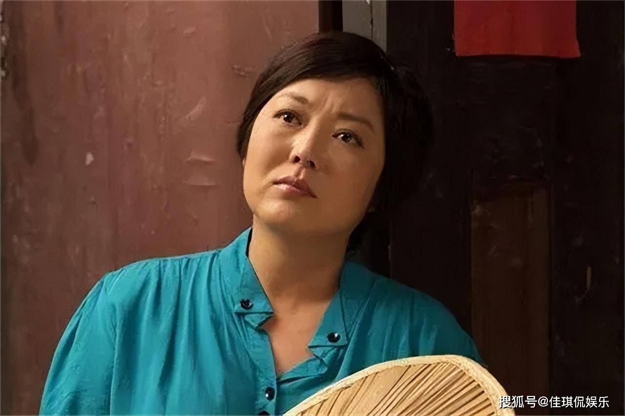 正是这段艰难岁月,使她在生命中的某个瞬间遇到了传说中的白马王子