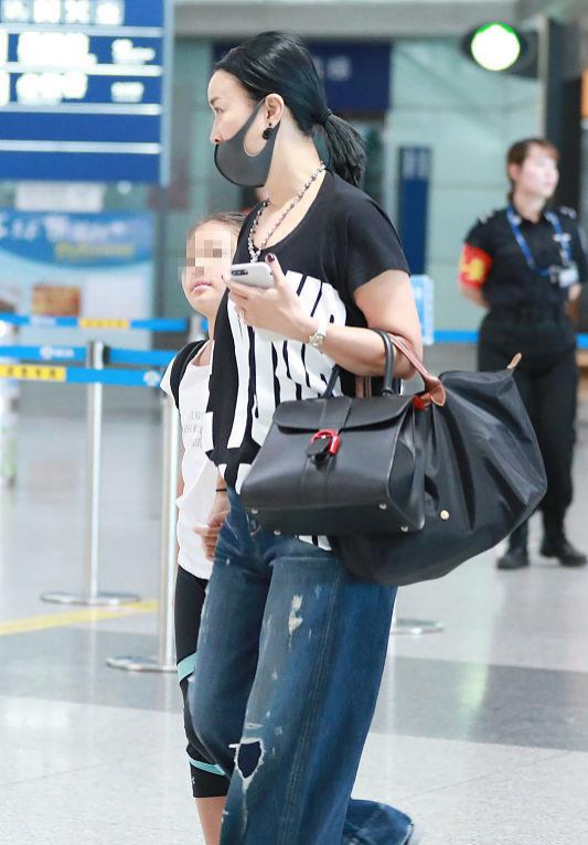 原创57岁那英跟素人合影素颜暗沉也没修图老态显露但自然真实反倒让人