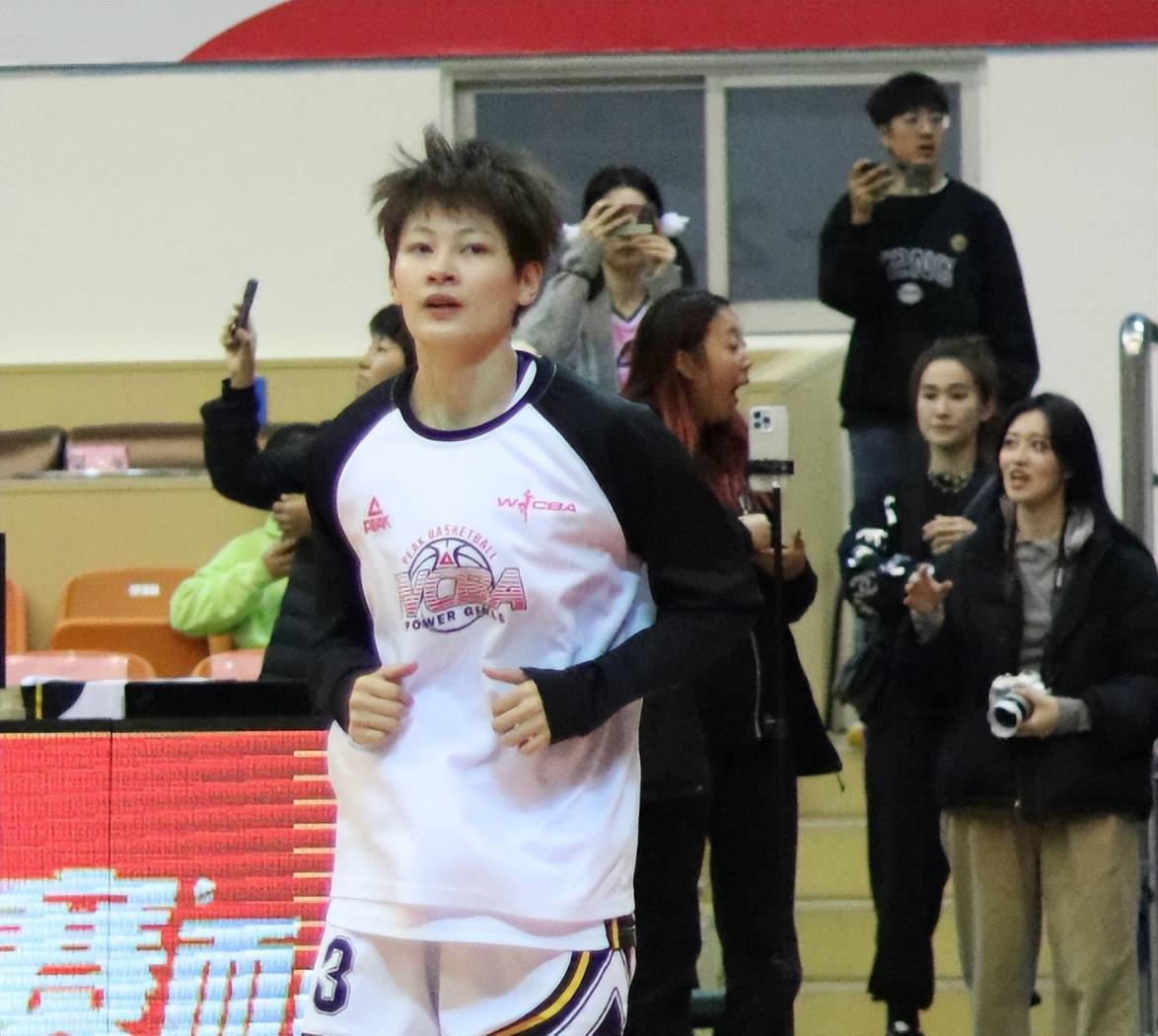 中国女篮主帅郑薇惯用的首发是王思雨,杨力维,李梦,黄思静和韩旭,这套