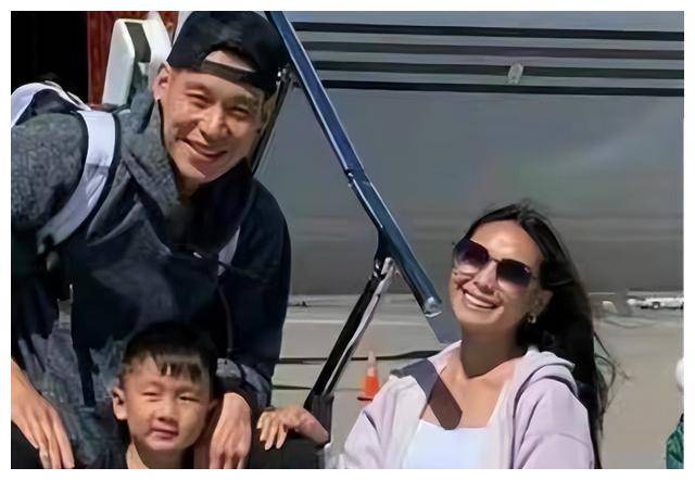 据《北京青年报》记者宋翔报道,林书豪的女子是亚裔,来自菲律宾,具有