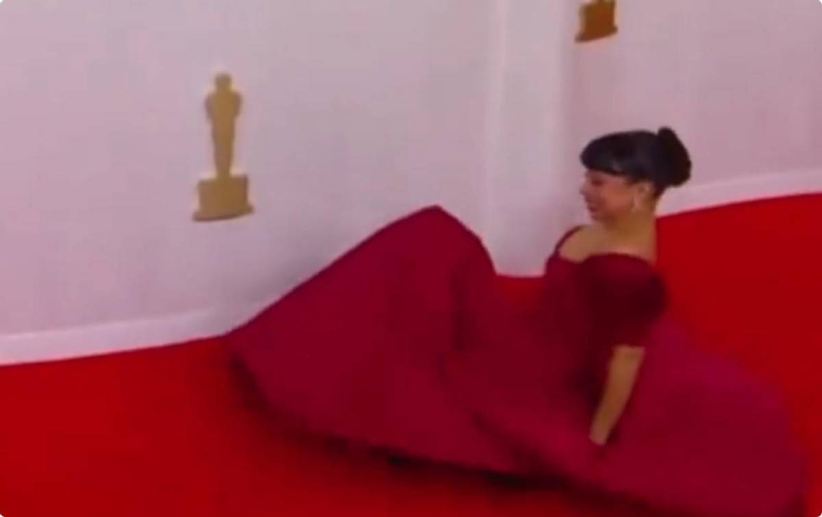 原创红毯摔倒全裸上台颁奖明星在2024奥斯卡上作的妖笑死人了