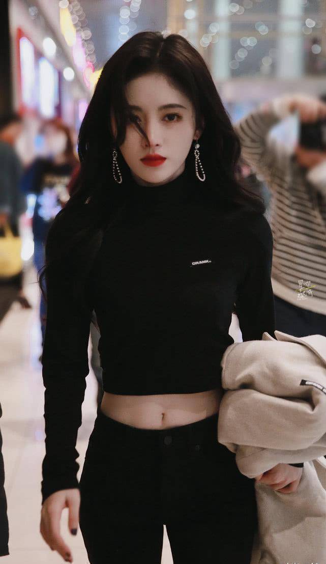 鞠婧祎在机场真会穿,露脐装配休闲裤,轻松美出少女范!_身材_女性_时候