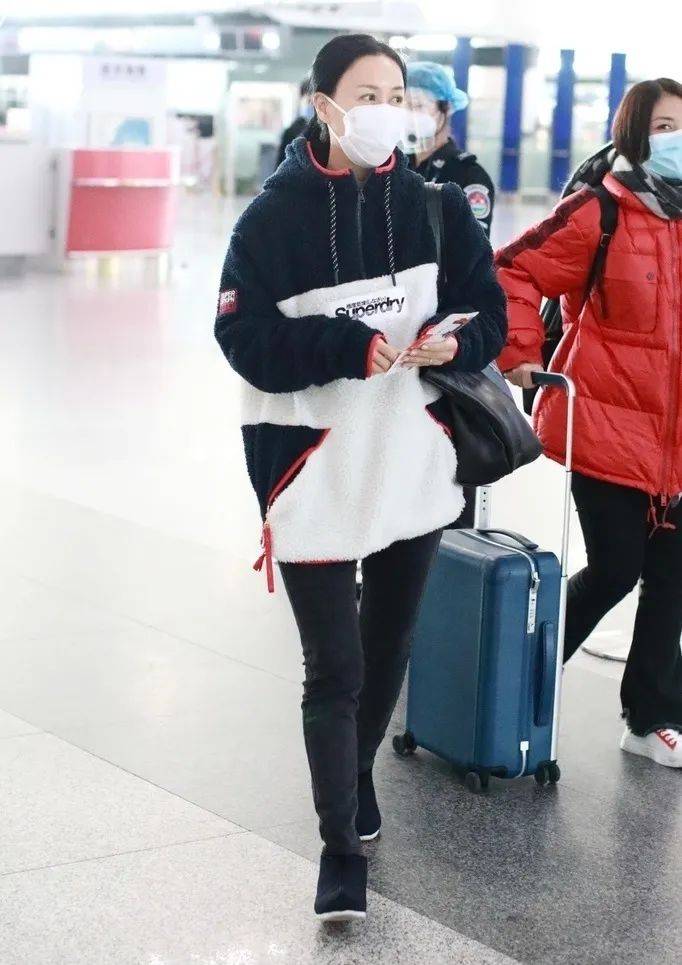 最后一次机场穿搭,那英选择了一件毛绒宽松卫衣,搭配着黑色紧身裤和