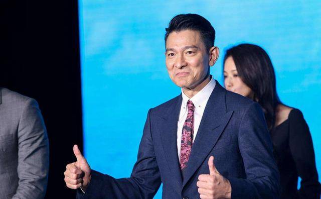 原创当年刘德华双手颁奖小鲜肉却单手接奖满脸不屑他现状如何