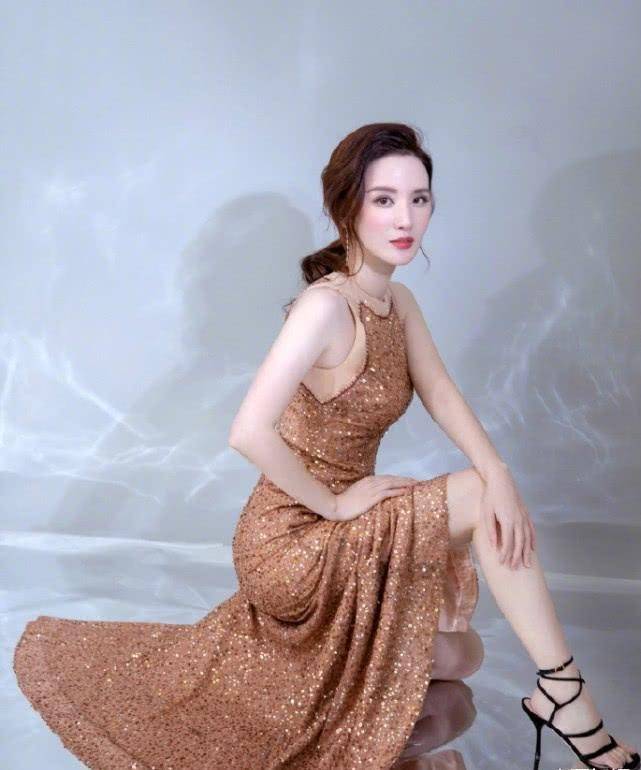 原创原创张萌全新写真曝光肤白貌美气质优雅逆天长美腿超吸睛