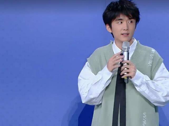 别人缝衣服都怕针线被看见张新成故意缝在外面却意外的显时尚