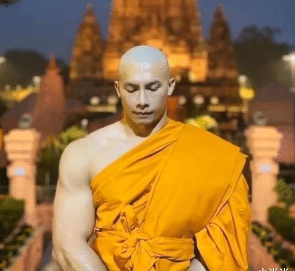 原创原创泰国最帅和尚还俗穿袈裟秀麒麟臂引无数富婆疯狂