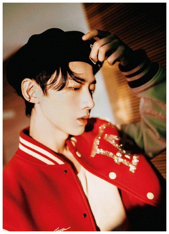 原创白敬亭章若楠同框耀眼路透惹热议还原经典场面