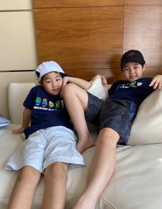 原创原创安吉和小鱼儿一起画机器猫兄弟俩的画风差别很大